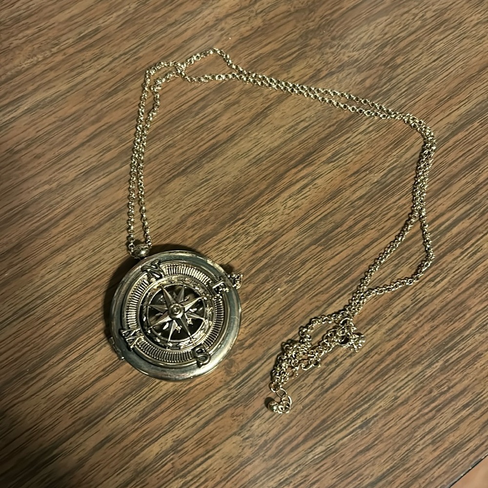 Long metal magnifier necklace with compass decor cover